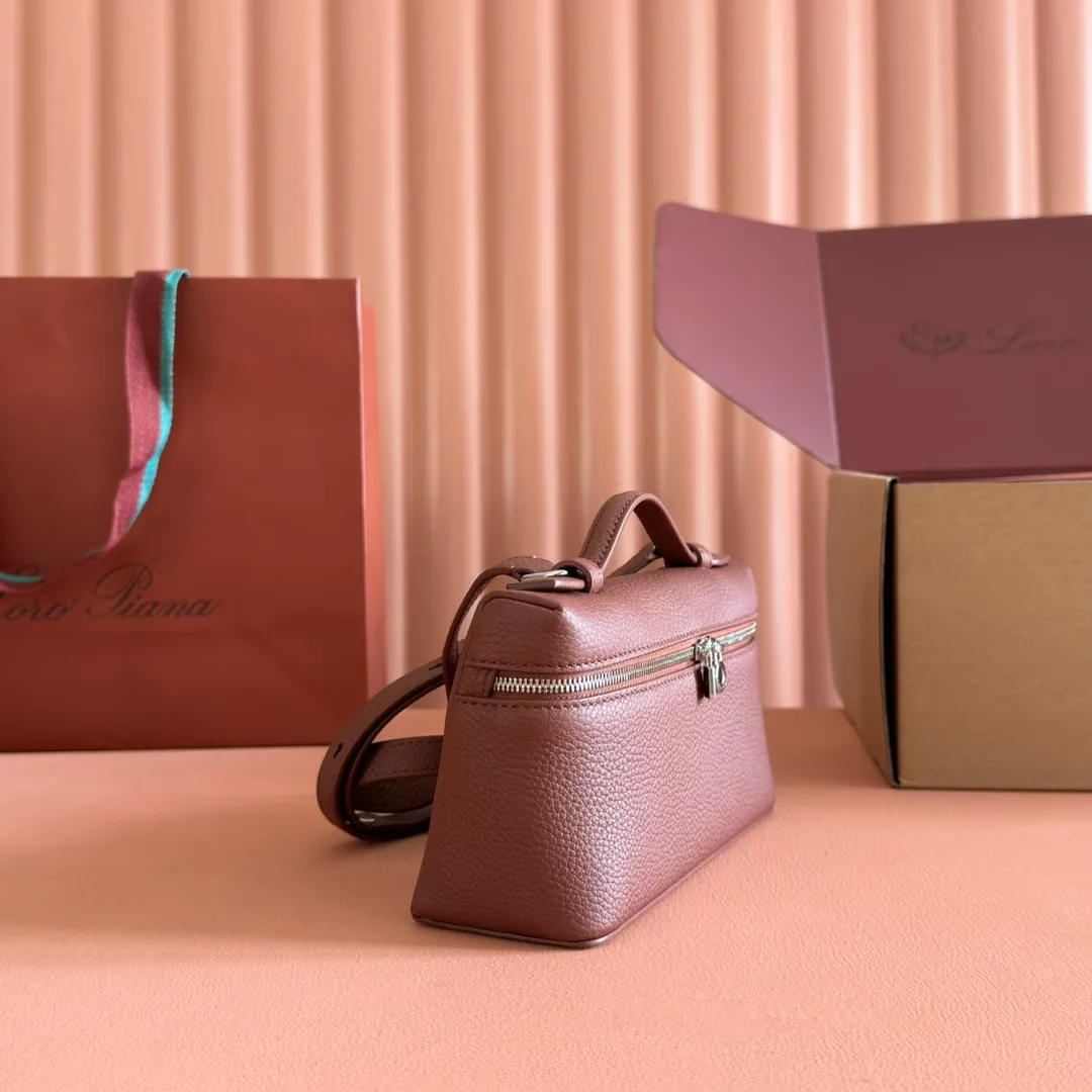 p1160💋💋💋【Original leather configuration counter complete set of packaging】 𝐋𝐨𝐫𝐨 𝐏𝐢𝐚𝐧@ Extra pocket L19 series handbag/crossbody bag, all steel, the most comfortable life is the undefined life, just like loro The material design of pian@ does not require complicated design styles. The simple and soft outline is elegant and durable, like an exquisite cosmetic case, which perfectly balances appearance and functionality. The leather is delicate and feels as soft as butter. The small bag has a large capacity. It is not only portable with a thin shoulder strap, but can also be worn cross-body. Sisters who have a special liking for minimalist style can buy it. It is simple and versatile. The simpler, the more different. Stars and Instagram celebrities are all planting it. There are two sizes of 19 cm and 27 cm. One is exquisite and casual, and the other is elegant and grand. Size: Small: length 19×width 7×height 12cm (